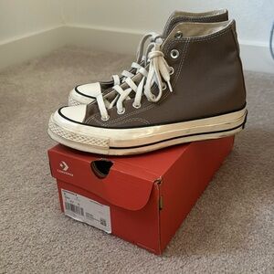 Taupe converse in a men’s 5 women’s 7